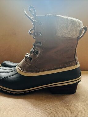 Sorel waterproof  Winter Boots - gray/black, size 8